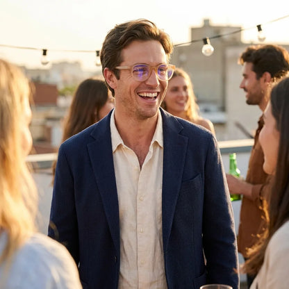 Lentes ópticos Ashley Champagne modelo en contexto social urbano profesional Bonoboss #editorial_lifestyle4 #color_champagne