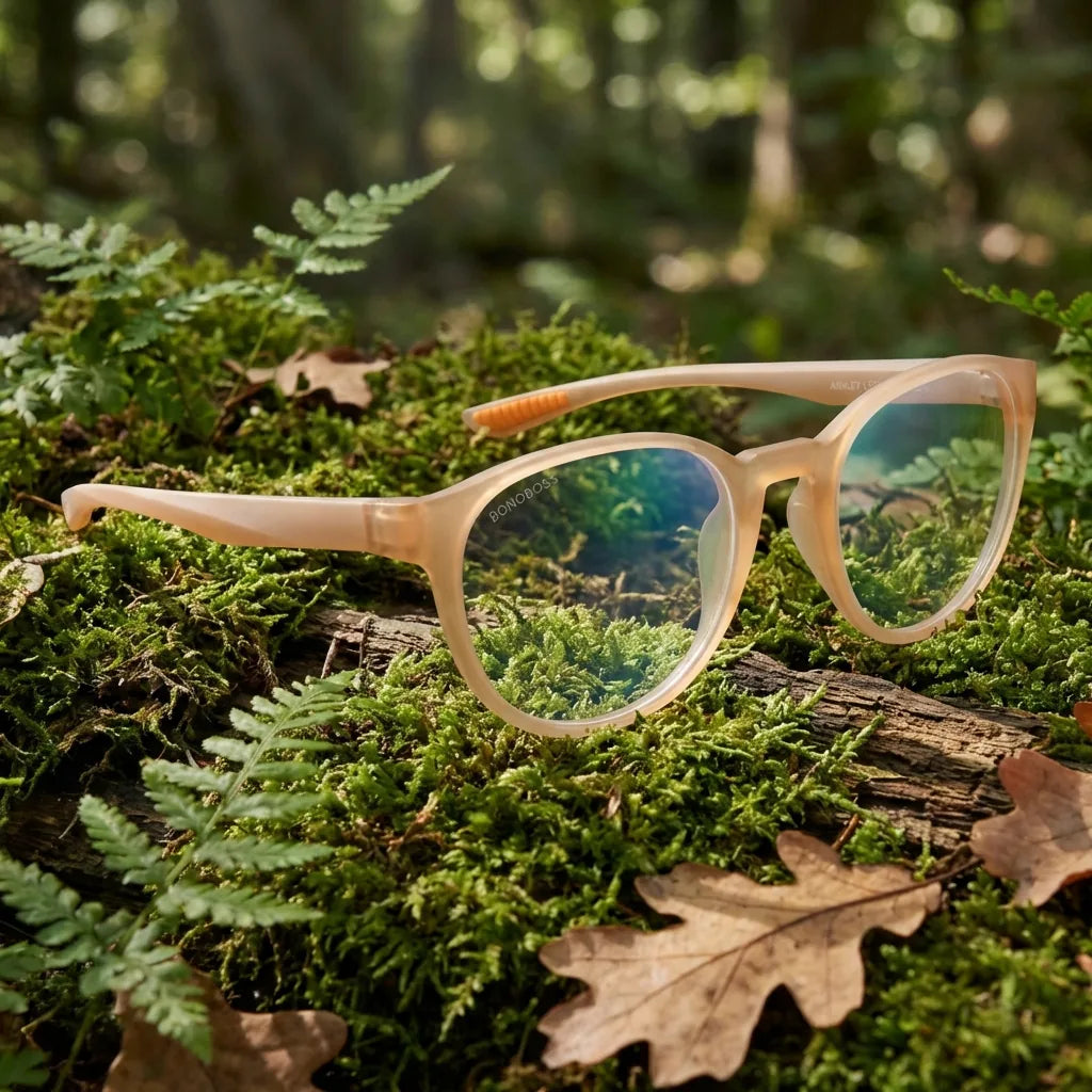 Lentes ópticos Ashley Champagne en bosque verde natural diseño sustentable Bonoboss #editorial_sustentabilidad #color_champagne