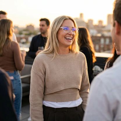Lentes ópticos Ashley Transparente modelo en contexto social urbano profesional Bonoboss #editorial_lifestyle4 #color_transparente
