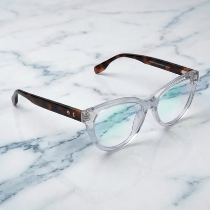 Lentes ópticos Aurora Transparente sobre mármol blanco elegante armazón premium Bonoboss #editorial_armazon #color_transparente