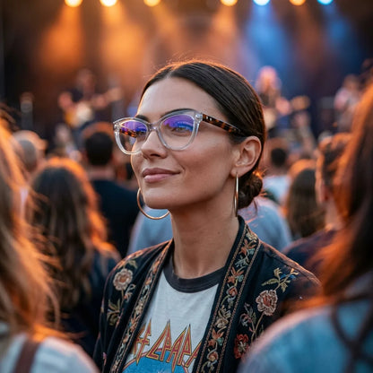 Lentes ópticos Aurora Transparente mujer en concierto nocturno urbano Bonoboss #editorial_lifestyle4 #color_transparente