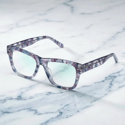 Lentes ópticos Barcelona 1 AliceBlue sobre mármol blanco elegante armazón premium Bonoboss #editorial_armazon #color_aliceblue