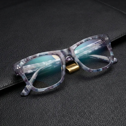 Lentes ópticos Barcelona 1 AliceBlue sobre cuero negro con detalle brass dorado calidad premium receta Bonoboss #editorial_banner_confianza #color_aliceblue