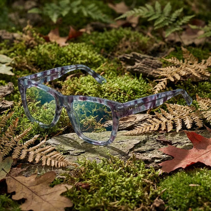 Lentes ópticos Barcelona 1 AliceBlue en bosque verde natural diseño sustentable Bonoboss #editorial_sustentabilidad #color_aliceblue