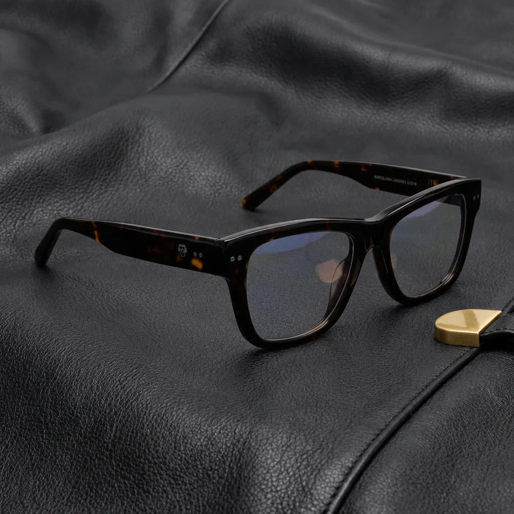 Lentes ópticos Barcelona 1 Carey sobre cuero negro con detalle brass dorado calidad premium receta Bonoboss #editorial_banner_confianza #color_carey