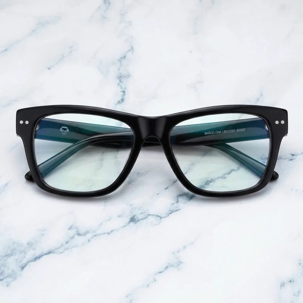 Lentes ópticos Barcelona 1 Negro sobre mármol blanco elegante armazón premium Bonoboss #editorial_armazon #color_negro