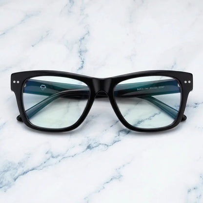 Lentes ópticos Barcelona 1 Negro sobre mármol blanco elegante armazón premium Bonoboss #editorial_armazon #color_negro