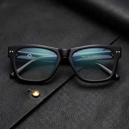 Lentes ópticos Barcelona 1 Negro sobre cuero negro con detalle brass dorado calidad premium receta Bonoboss #editorial_banner_confianza #color_negro