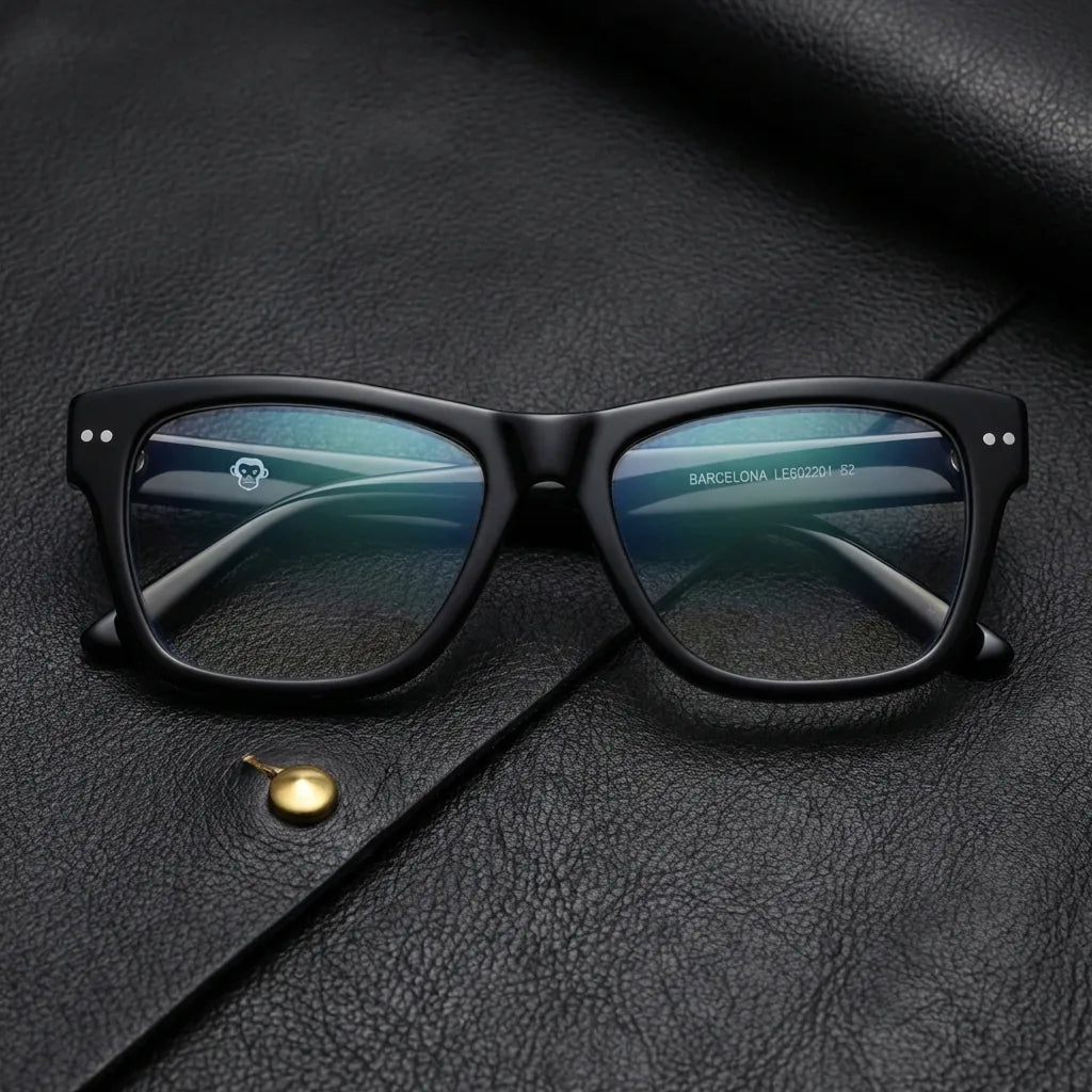 Lentes ópticos Barcelona 1 Negro sobre cuero negro con detalle brass dorado calidad premium receta Bonoboss #editorial_banner_confianza #color_negro