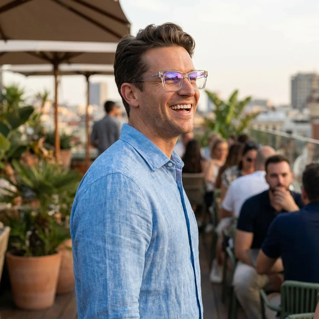 Lentes ópticos Barcelona 1 Transparente mujer en terraza con vista panorámica Bonoboss #editorial_lifestyle3 #color_transparente