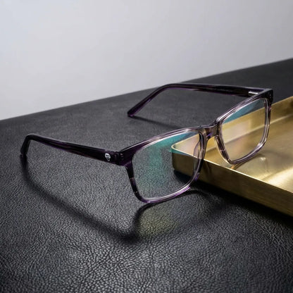 Lentes ópticos Canelillo Morado sobre cuero negro con detalle brass dorado calidad premium receta Bonoboss #editorial_banner_confianza #color_morado