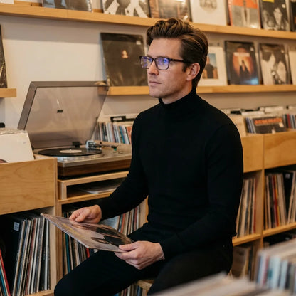 Lentes ópticos Canelillo Morado hombre escuchando vinilo estilo creativo Bonoboss #editorial_lifestyle3 #color_morado