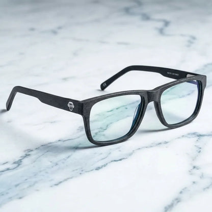 Lentes ópticos Canelo Black sobre mármol blanco elegante armazón premium Bonoboss #editorial_armazon #color_black