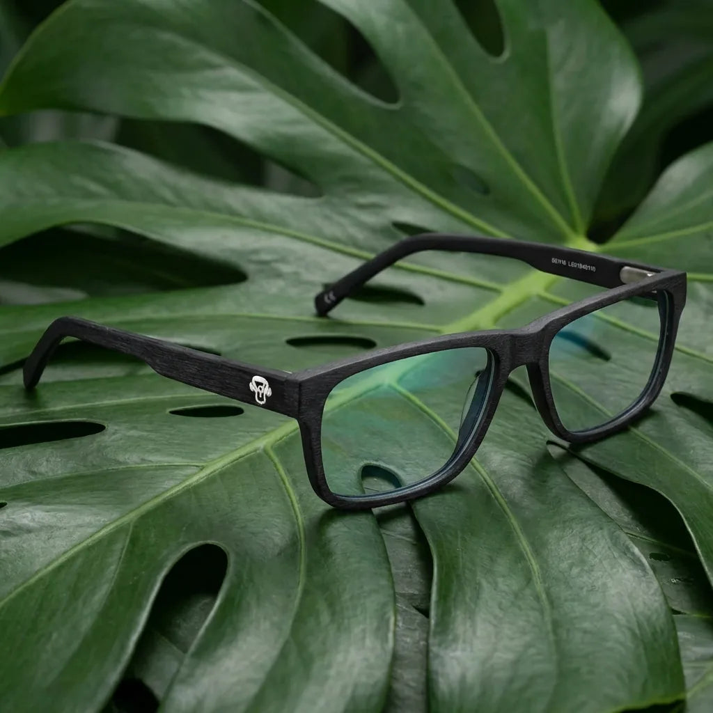 Lentes ópticos Canelo Black entre hojas botánicas naturales diseño sustentable Bonoboss #editorial_sustentabilidad #color_black