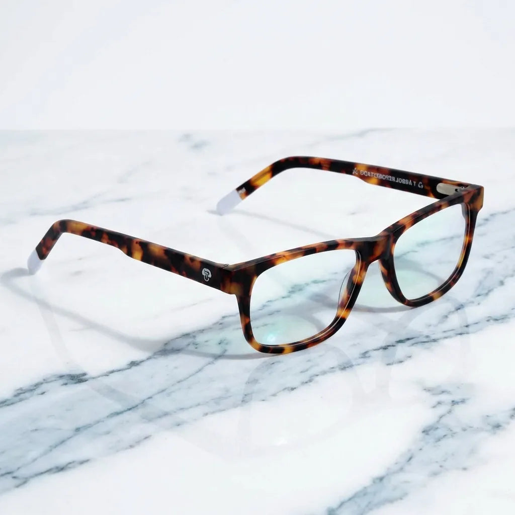 Lentes ópticos Canelo Carey sobre mármol blanco elegante armazón premium Bonoboss #editorial_armazon #color_carey