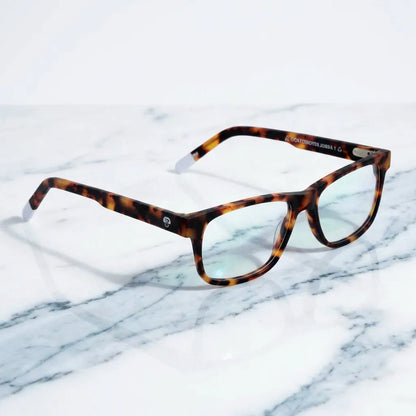 Lentes ópticos Canelo Carey sobre mármol blanco elegante armazón premium Bonoboss #editorial_armazon #color_carey