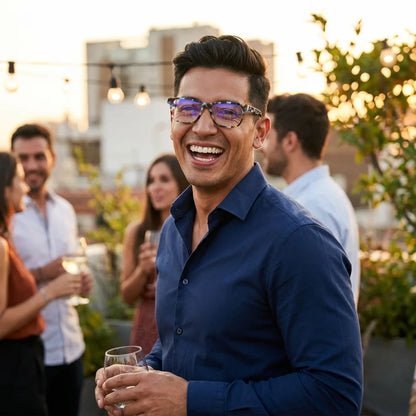 Lentes ópticos Canelo Blue hombre escuchando vinilo estilo creativo Bonoboss #editorial_lifestyle4 #color_blue