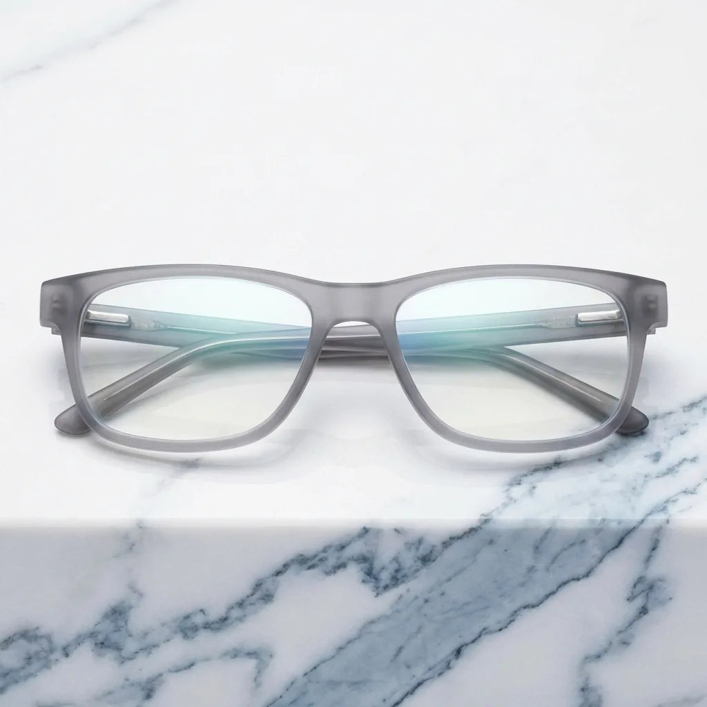 Lentes ópticos Canelo Transparente sobre mármol blanco elegante armazón premium Bonoboss #editorial_armazon #color_transparente