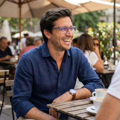 Lentes ópticos Canelo Transparente hombre en café con amigos ambiente social Bonoboss #editorial_lifestyle1 #color_transparente