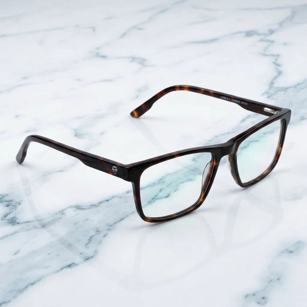 Lentes ópticos Canelo Carey sobre mármol blanco elegante armazón premium Bonoboss #editorial_armazon #color_carey