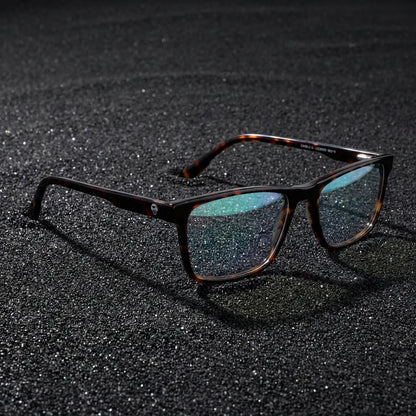 Lentes ópticos Canelo Carey sobre arena volcánica texturizada diseño sustentable Bonoboss #editorial_sustentabilidad #color_carey