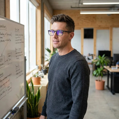 Lentes ópticos Canelo Negro hombre profesional en coworking moderno Bonoboss #editorial_lifestyle2 #color_negro