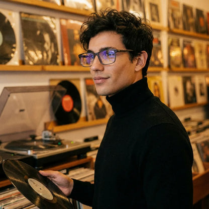 Lentes ópticos Canelo Transparente hombre escuchando vinilo estilo creativo Bonoboss #editorial_lifestyle4 #color_transparente