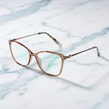 Lentes ópticos Carolina Champagne sobre mármol blanco elegante armazón premium Bonoboss #editorial_armazon #color_champagne