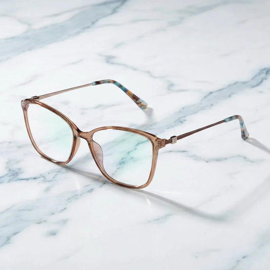 Lentes ópticos Carolina Champagne sobre mármol blanco elegante armazón premium Bonoboss #editorial_armazon #color_champagne