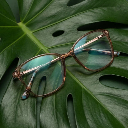 Lentes ópticos Carolina Champagne entre hojas botánicas naturales diseño sustentable Bonoboss #editorial_sustentabilidad #color_champagne