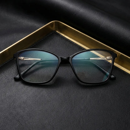 Lentes ópticos Carolina Negro sobre cuero negro con detalle brass dorado calidad premium receta Bonoboss #editorial_banner_confianza #color_negro