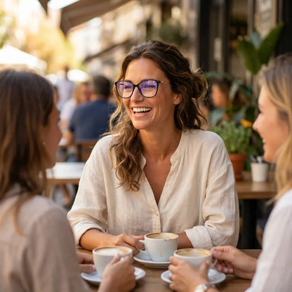 Lentes ópticos Carolina Negro mujer en café con amigas ambiente social Bonoboss #editorial_lifestyle1 #color_negro