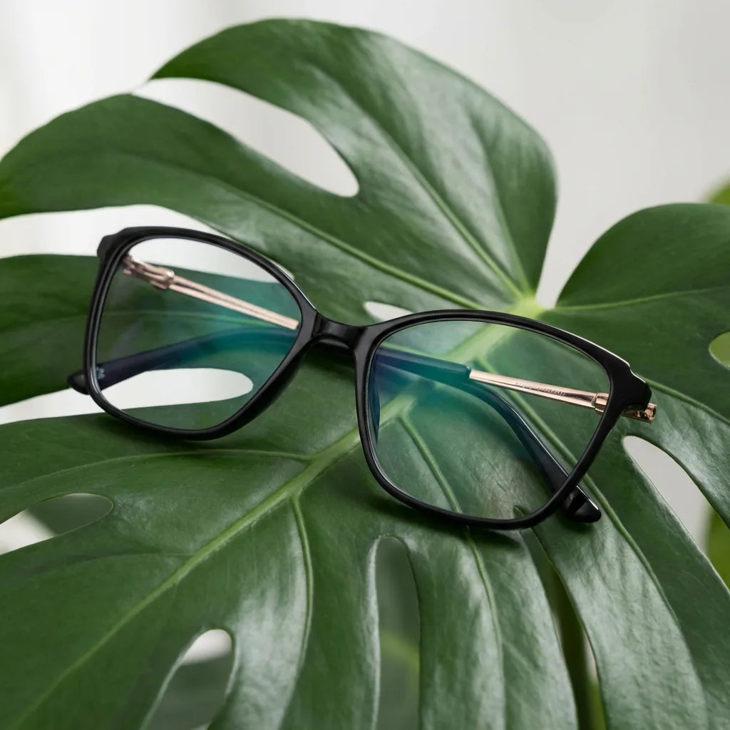 Lentes ópticos Carolina Negro entre hojas botánicas naturales diseño sustentable Bonoboss #editorial_sustentabilidad #color_negro