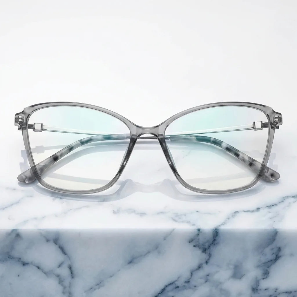 Lentes ópticos Carolina Transparente sobre mármol blanco elegante armazón premium Bonoboss #editorial_armazon #color_transparente