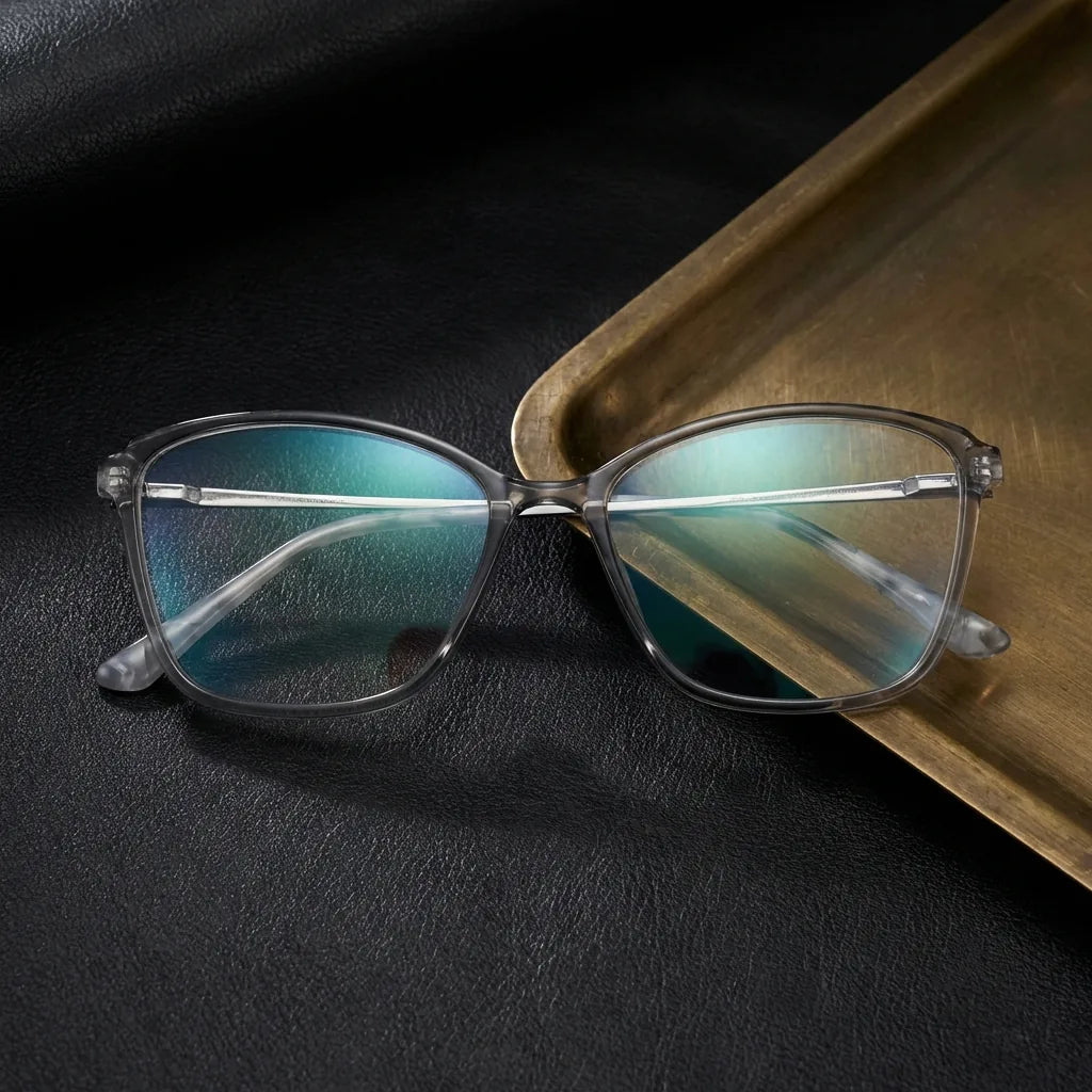 Lentes ópticos Carolina Transparente sobre cuero negro con detalle brass dorado calidad premium receta Bonoboss #editorial_banner_confianza #color_transparente