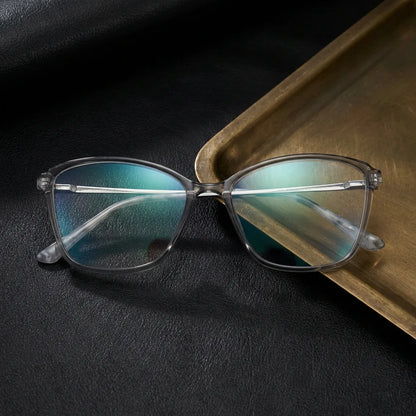 Lentes ópticos Carolina Transparente sobre cuero negro con detalle brass dorado calidad premium receta Bonoboss #editorial_banner_confianza #color_transparente