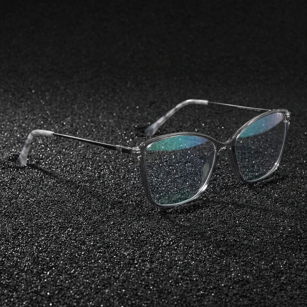 Lentes ópticos Carolina Transparente sobre arena volcánica texturizada diseño sustentable Bonoboss #editorial_sustentabilidad #color_transparente