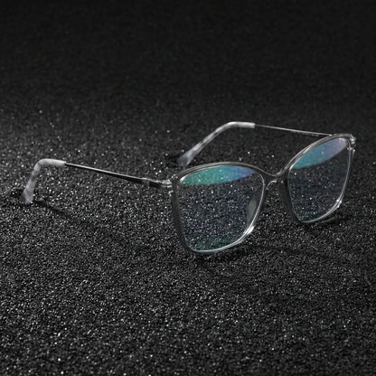 Lentes ópticos Carolina Transparente sobre arena volcánica texturizada diseño sustentable Bonoboss #editorial_sustentabilidad #color_transparente