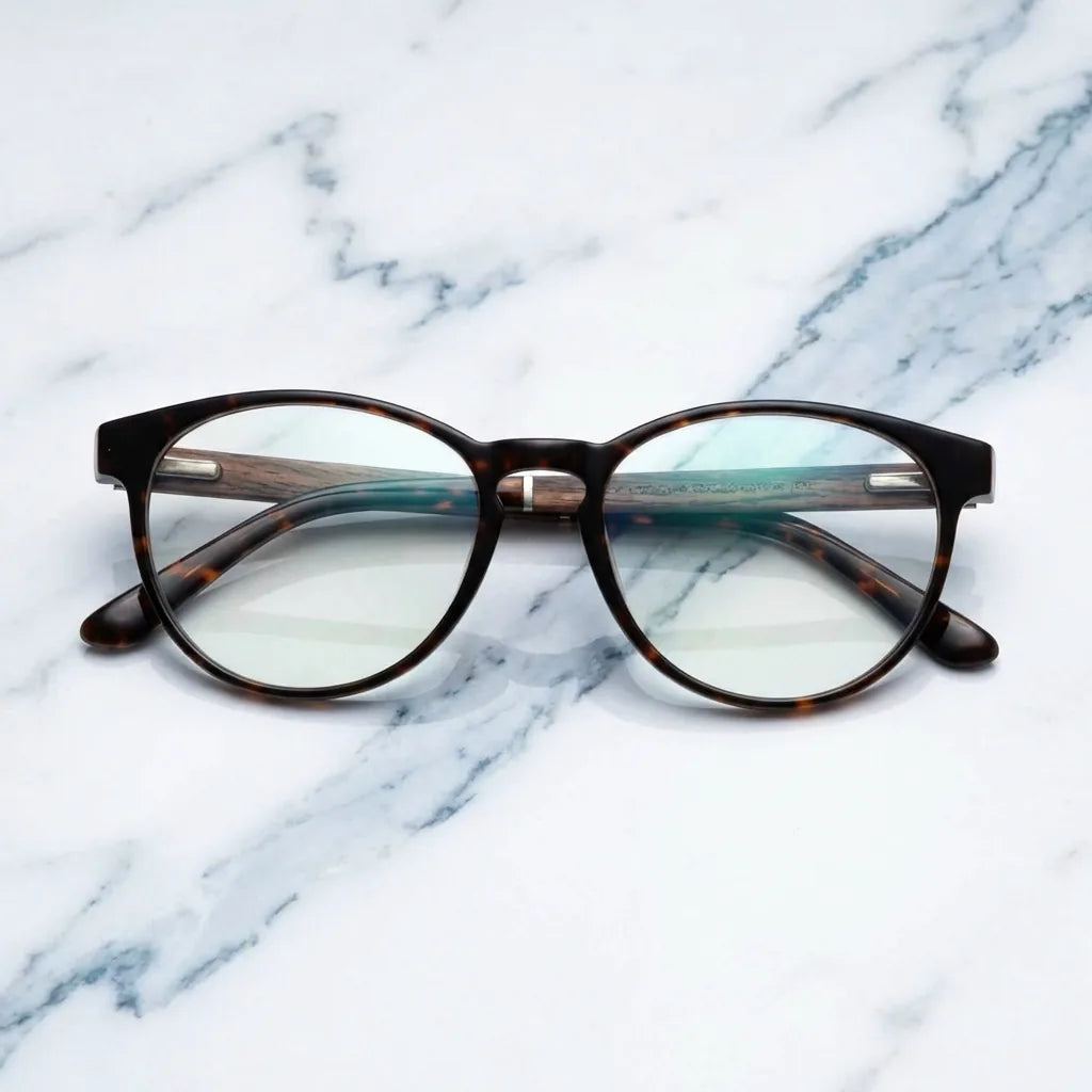 Lentes ópticos Chiloe Carey sobre mármol blanco elegante armazón premium Bonoboss #editorial_armazon #color_carey