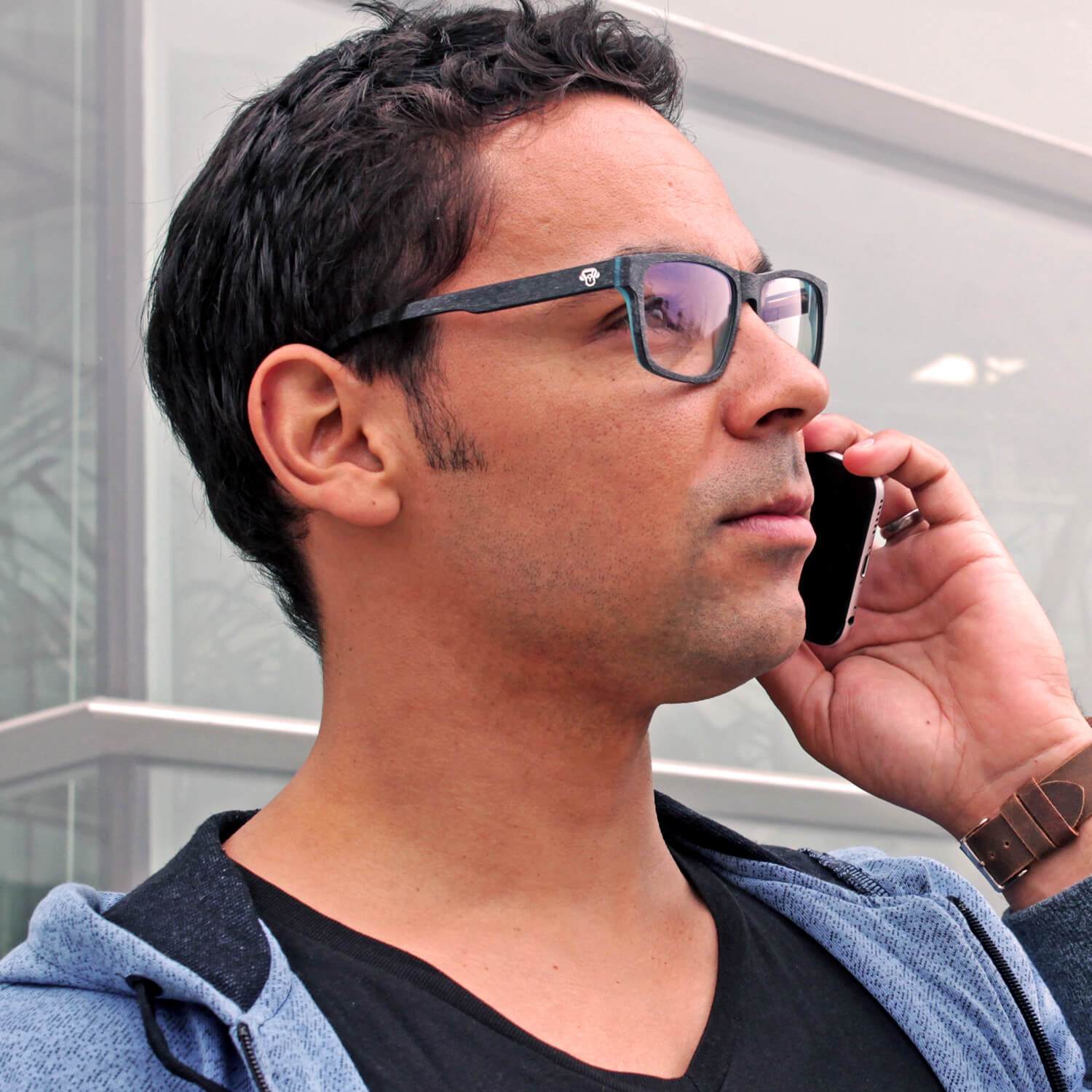 vista frontal de armazones o marcos opticos de material sustentable reciclado ecologico de forma rectangular de color darkblue para hombre y mujer de cara redonda#color_darkblue