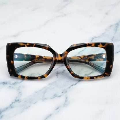 Lentes ópticos Domi Carey sobre mármol blanco elegante calidad premium receta Bonoboss #editorial_banner_confianza #color_carey
