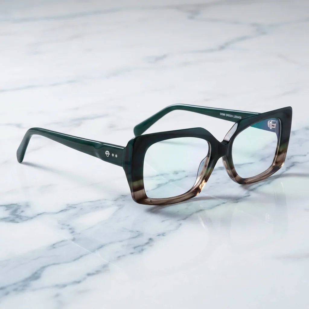 Lentes ópticos Domi Verde sobre mármol blanco elegante armazón premium Bonoboss #editorial_armazon #color_verde
