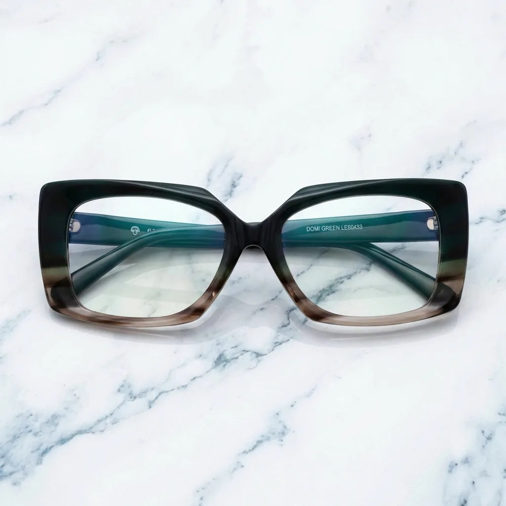 Lentes ópticos Domi Verde sobre mármol blanco elegante calidad premium receta Bonoboss #editorial_banner_confianza #color_verde