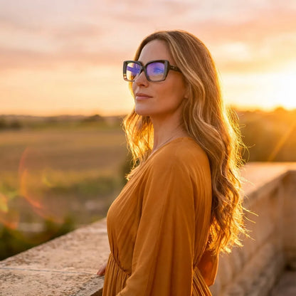 Lentes ópticos Domi Verde mujer en luz dorada golden hour elegante Bonoboss #editorial_lifestyle1 #color_verde