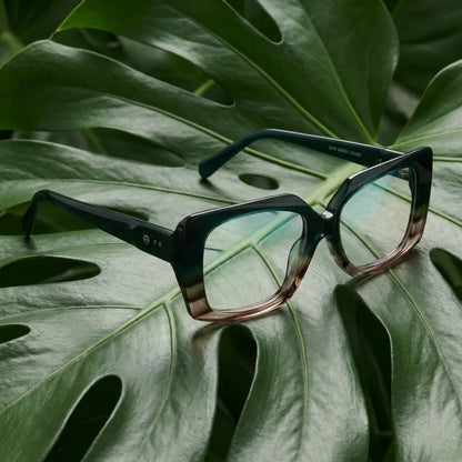 Lentes ópticos Domi Verde entre hojas botánicas naturales diseño sustentable Bonoboss #editorial_sustentabilidad #color_verde