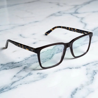 Lentes ópticos Don Eduardo Brown sobre mármol blanco elegante armazón premium Bonoboss #editorial_armazon #color_brown