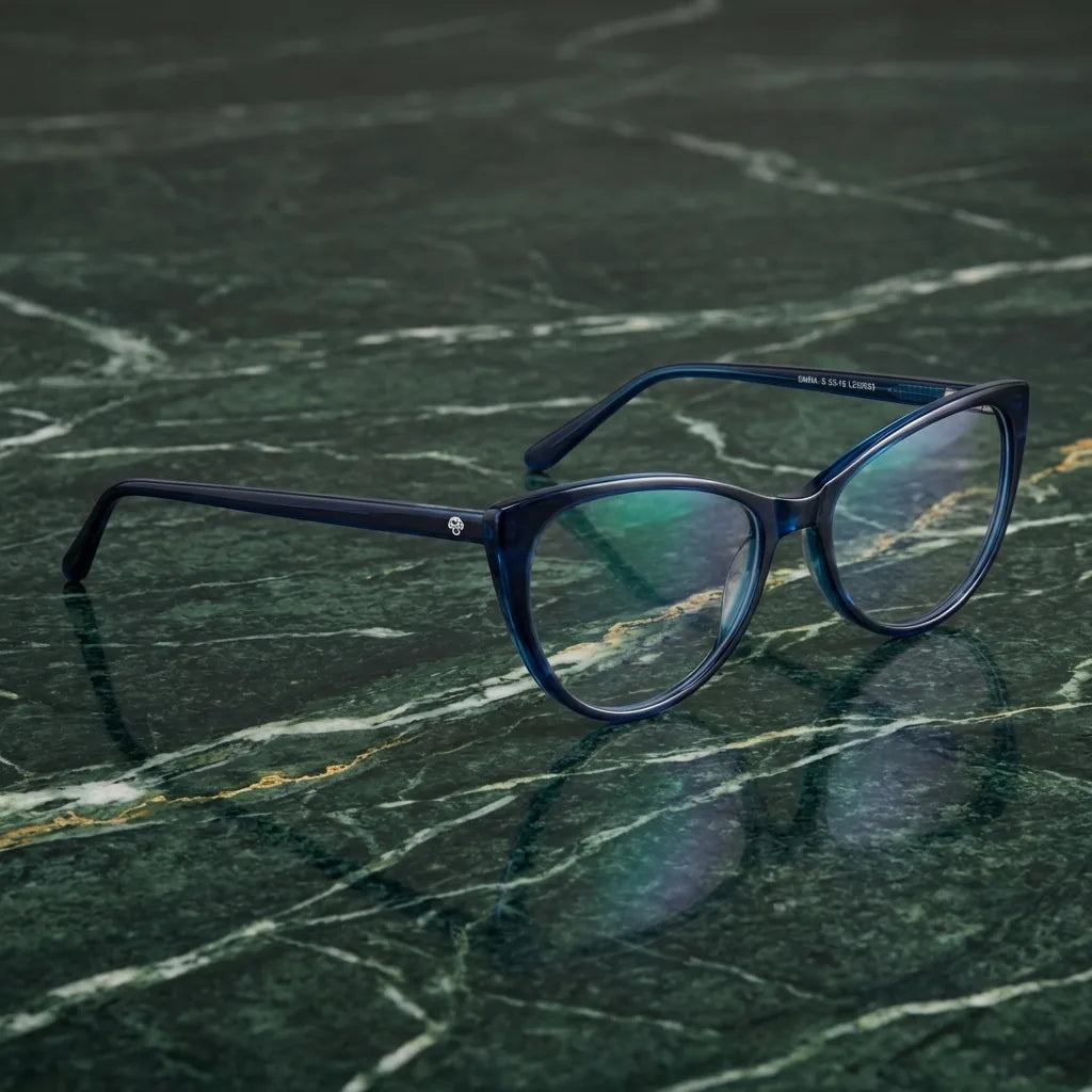 Lentes ópticos Emily Azul sobre mármol verde natural diseño sustentable Bonoboss #editorial_sustentabilidad #color_azul