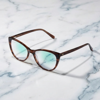 Lentes ópticos Emily Brown sobre mármol blanco elegante armazón premium Bonoboss #editorial_armazon #color_brown