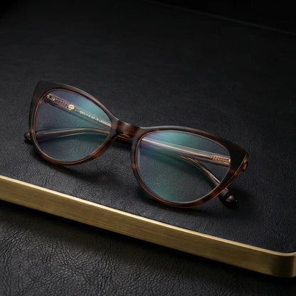 Lentes ópticos Emily Brown sobre cuero negro con detalle brass dorado calidad premium receta Bonoboss #editorial_banner_confianza #color_brown