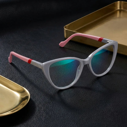 Lentes ópticos Emma Gris sobre cuero negro con detalle brass dorado calidad premium receta Bonoboss #editorial_banner_confianza #color_gris